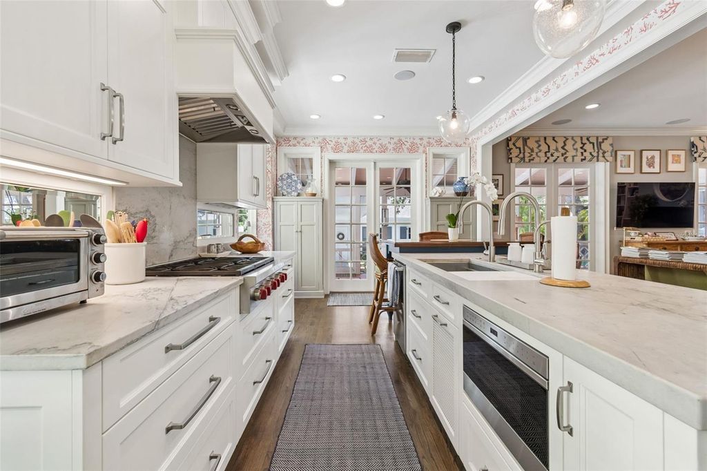 Image 12 of property listing at 2414 W COUNTRY CLUB AVENUE, Tampa, FL 33611