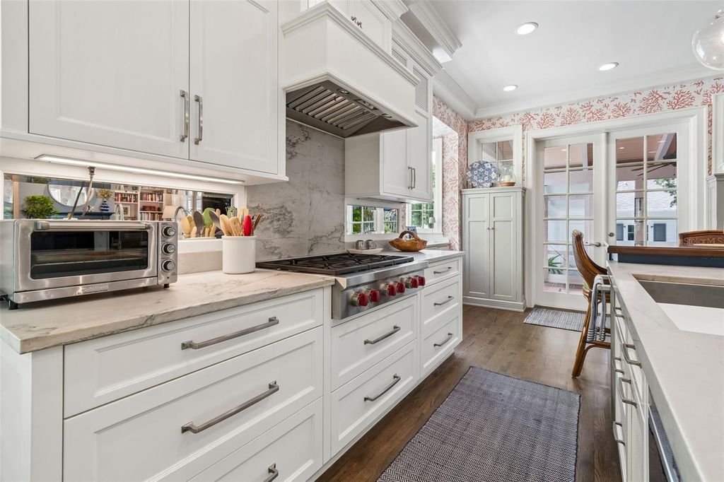 Image 13 of property listing at 2414 W COUNTRY CLUB AVENUE, Tampa, FL 33611