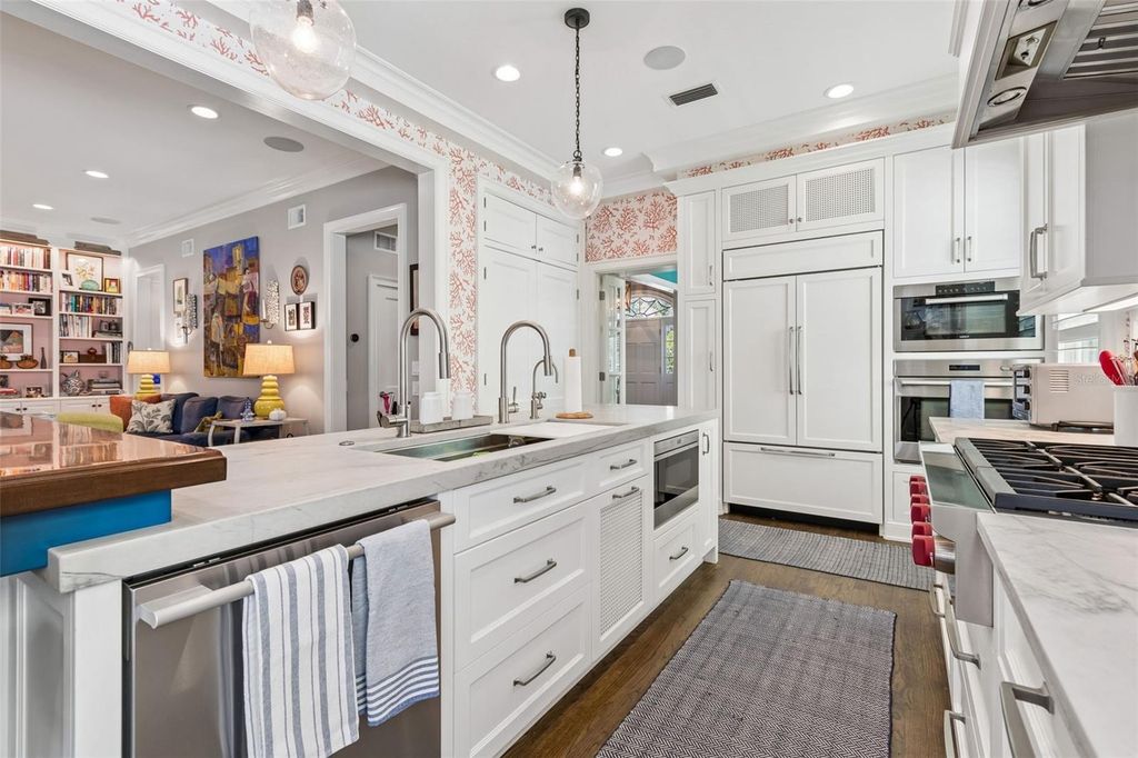 Image 15 of property listing at 2414 W COUNTRY CLUB AVENUE, Tampa, FL 33611