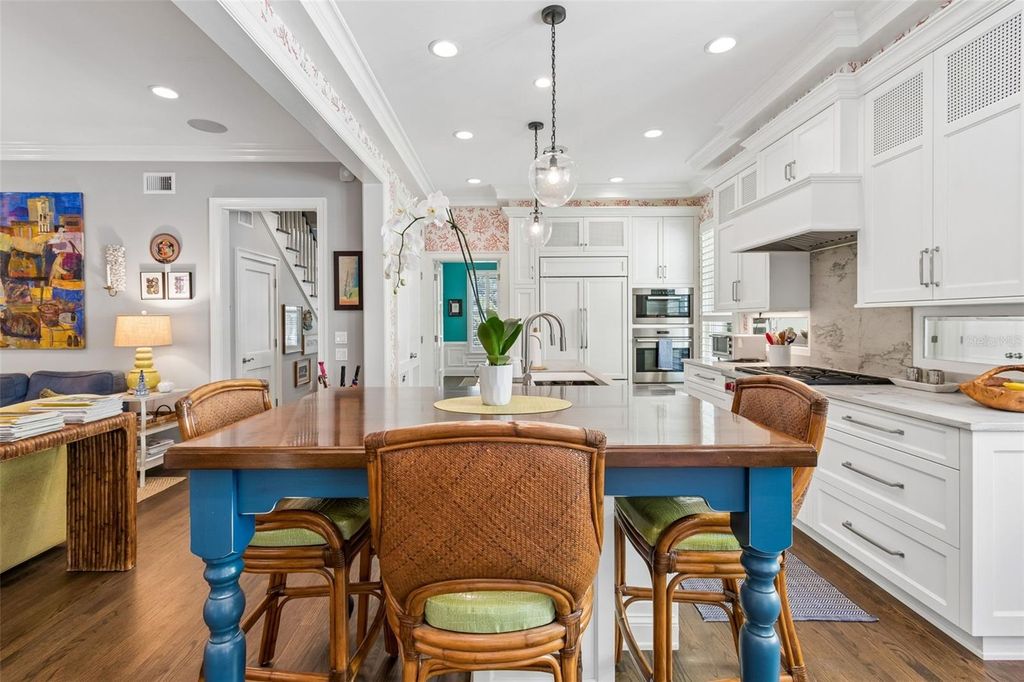 Image 17 of property listing at 2414 W COUNTRY CLUB AVENUE, Tampa, FL 33611