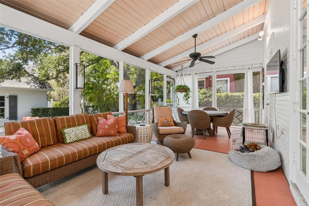 Image 18 of property listing at 2414 W COUNTRY CLUB AVENUE, Tampa, FL 33611