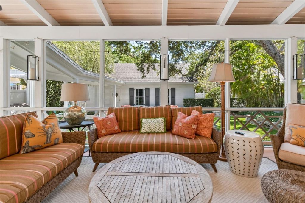 Image 19 of property listing at 2414 W COUNTRY CLUB AVENUE, Tampa, FL 33611