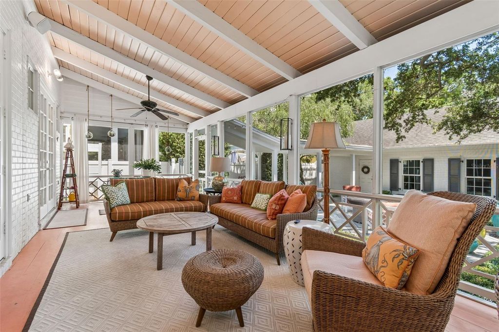 Image 20 of property listing at 2414 W COUNTRY CLUB AVENUE, Tampa, FL 33611