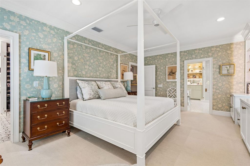 Image 21 of property listing at 2414 W COUNTRY CLUB AVENUE, Tampa, FL 33611