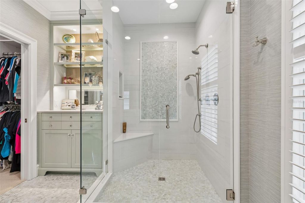 Image 27 of property listing at 2414 W COUNTRY CLUB AVENUE, Tampa, FL 33611
