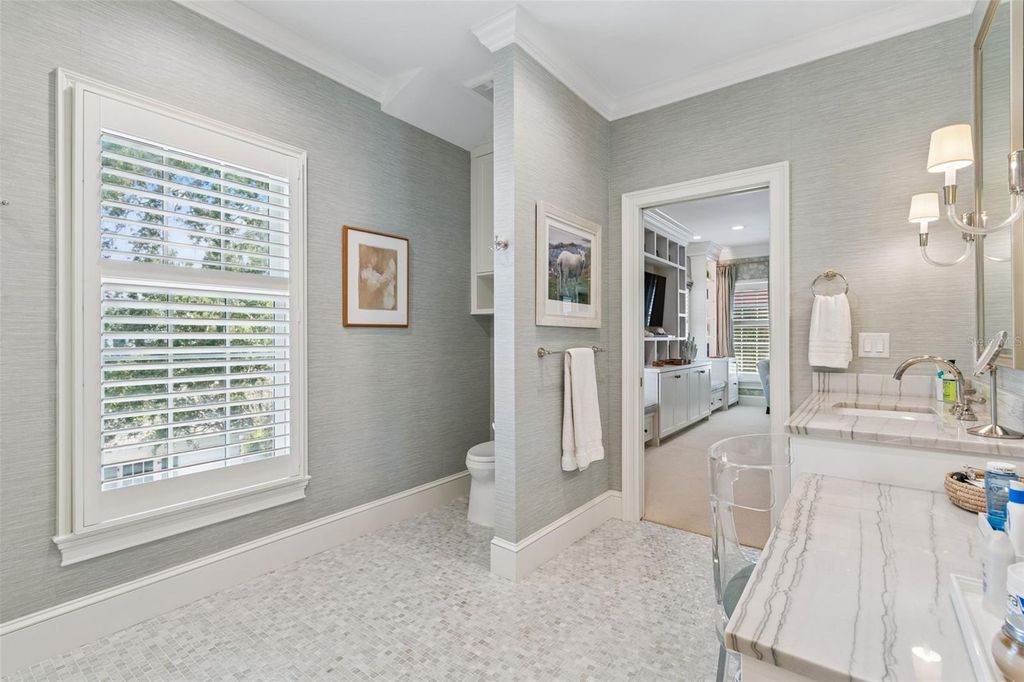 Image 29 of property listing at 2414 W COUNTRY CLUB AVENUE, Tampa, FL 33611
