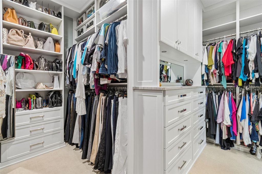 Image 30 of property listing at 2414 W COUNTRY CLUB AVENUE, Tampa, FL 33611