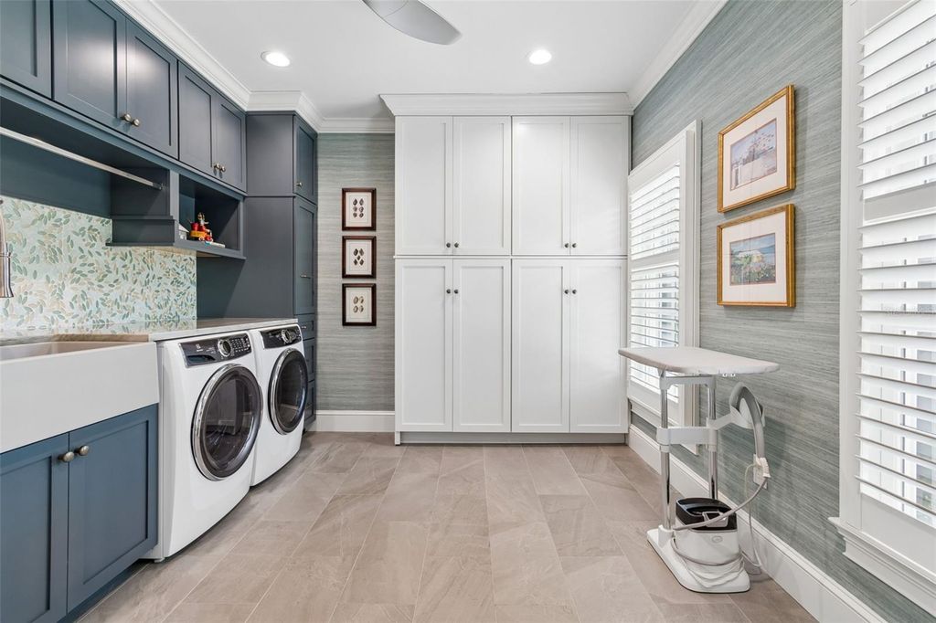Image 33 of property listing at 2414 W COUNTRY CLUB AVENUE, Tampa, FL 33611