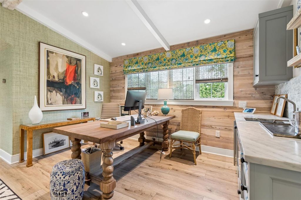Image 35 of property listing at 2414 W COUNTRY CLUB AVENUE, Tampa, FL 33611