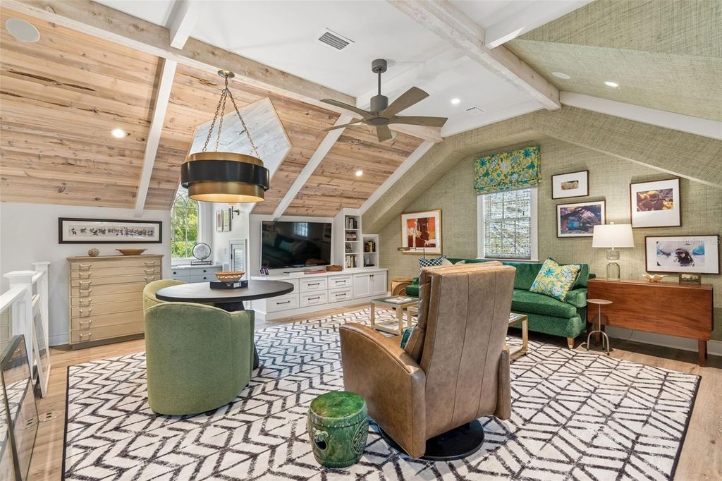 Image 38 of property listing at 2414 W COUNTRY CLUB AVENUE, Tampa, FL 33611