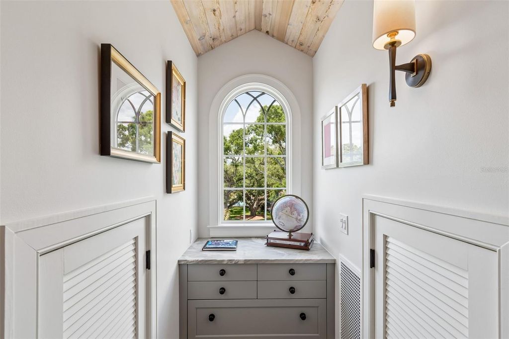 Image 39 of property listing at 2414 W COUNTRY CLUB AVENUE, Tampa, FL 33611