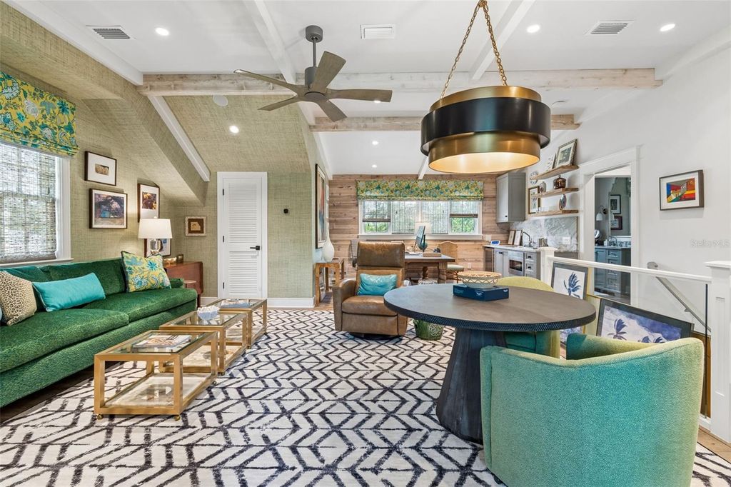 Image 40 of property listing at 2414 W COUNTRY CLUB AVENUE, Tampa, FL 33611