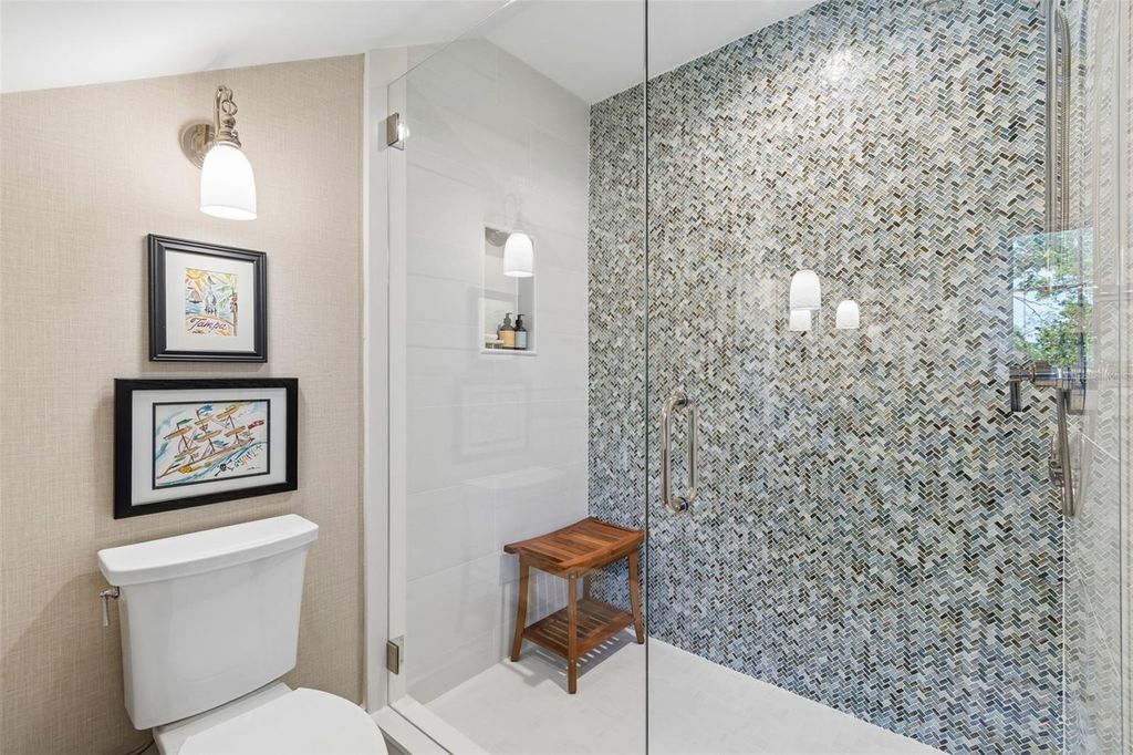 Image 47 of property listing at 2414 W COUNTRY CLUB AVENUE, Tampa, FL 33611