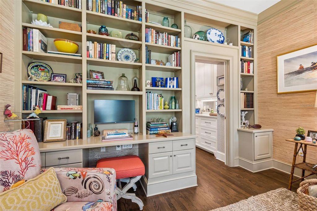 Image 6 of property listing at 2414 W COUNTRY CLUB AVENUE, Tampa, FL 33611