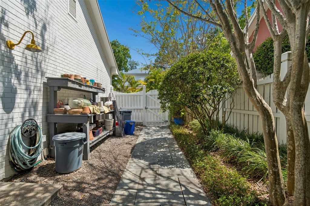 Image 53 of property listing at 2414 W COUNTRY CLUB AVENUE, Tampa, FL 33611