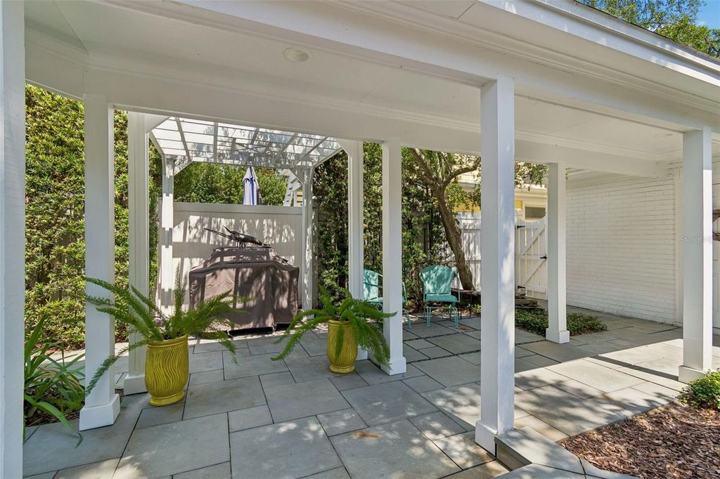 Image 54 of property listing at 2414 W COUNTRY CLUB AVENUE, Tampa, FL 33611