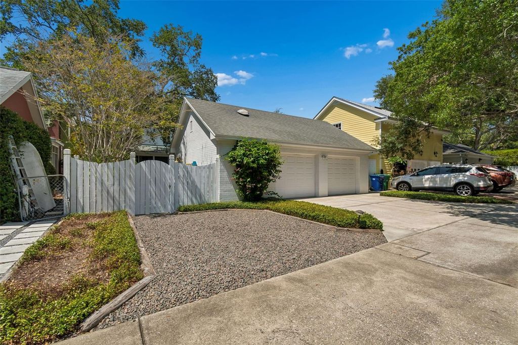 Image 57 of property listing at 2414 W COUNTRY CLUB AVENUE, Tampa, FL 33611