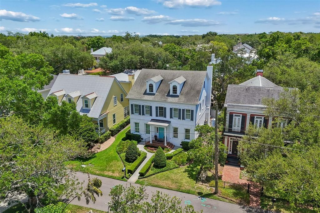 Image 60 of property listing at 2414 W COUNTRY CLUB AVENUE, Tampa, FL 33611