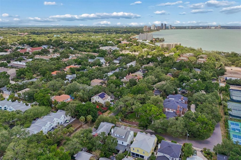 Image 63 of property listing at 2414 W COUNTRY CLUB AVENUE, Tampa, FL 33611