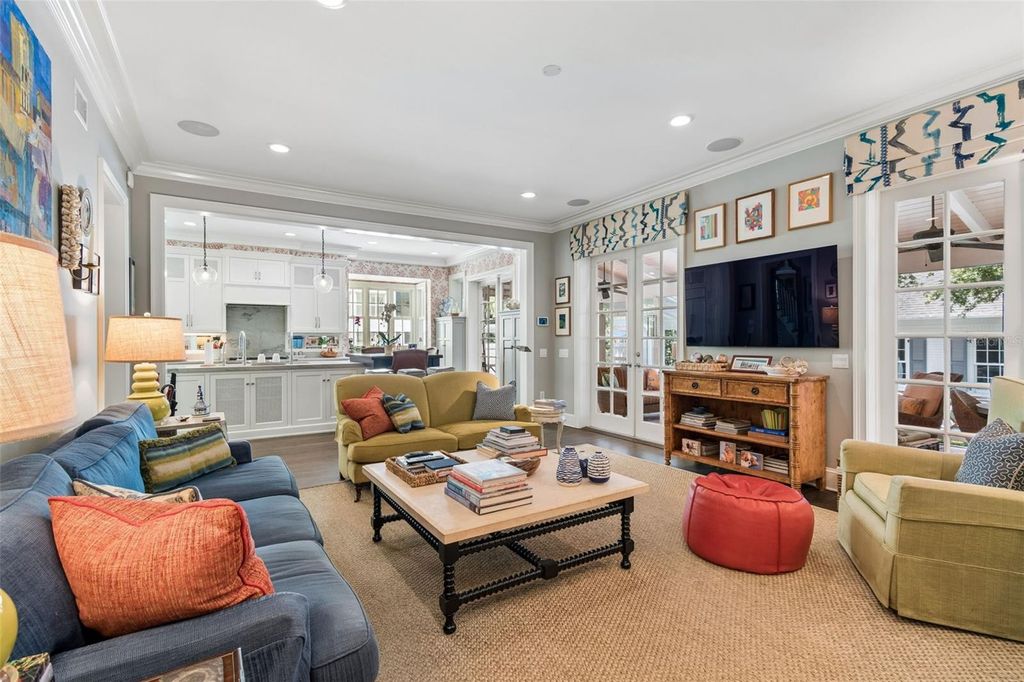 Image 9 of property listing at 2414 W COUNTRY CLUB AVENUE, Tampa, FL 33611