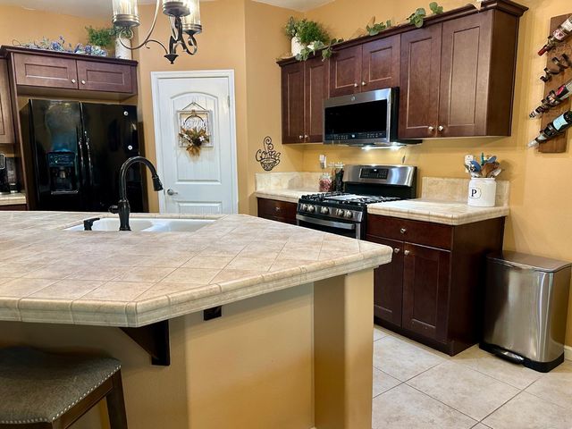 843 Bellis, Dinuba, CA 93618
