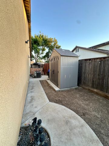 843 Bellis, Dinuba, CA 93618