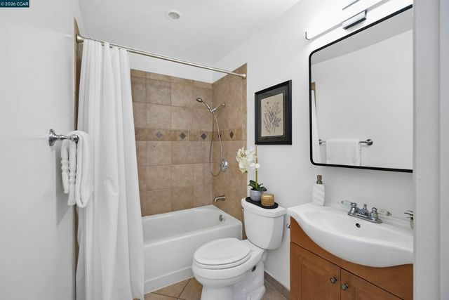 1 Sapphire Ct, Hercules, CA 94547