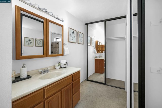 1 Sapphire Ct, Hercules, CA 94547