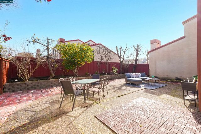 1 Sapphire Ct, Hercules, CA 94547