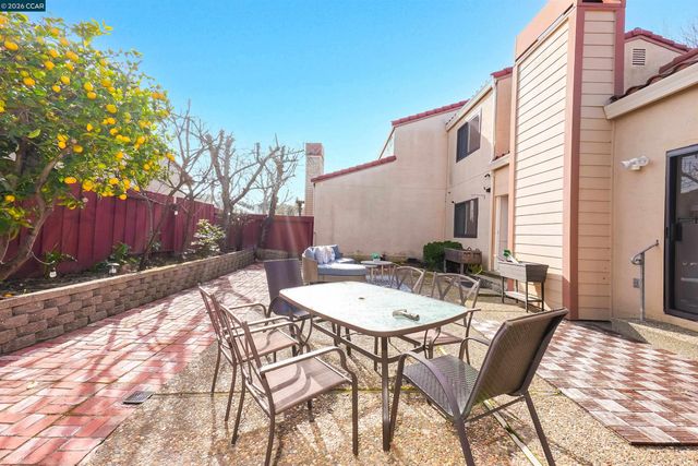 1 Sapphire Ct, Hercules, CA 94547