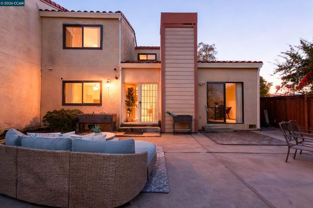 1 Sapphire Ct, Hercules, CA 94547