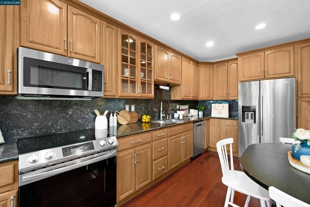 1 Sapphire Ct, Hercules, CA 94547