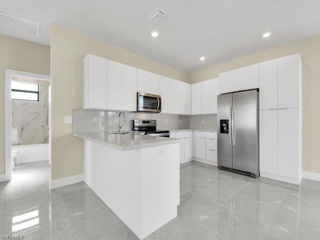 800 NW 3rd AVE, Cape Coral, FL 33993