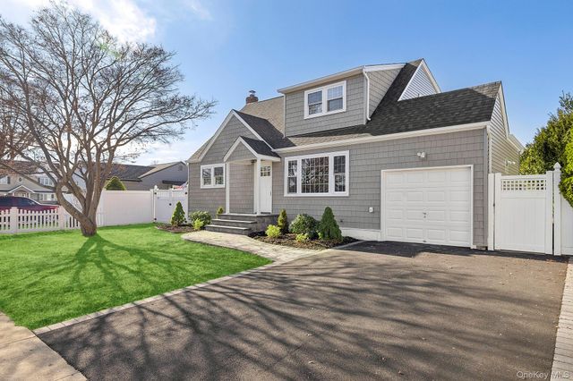 36 Cinque Drive, Farmingdale, NY 11735