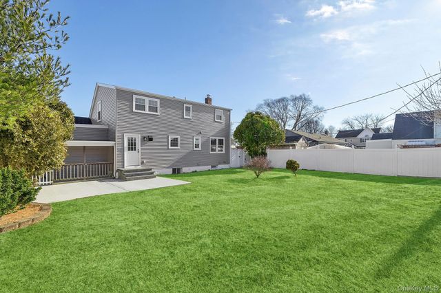 36 Cinque Drive, Farmingdale, NY 11735