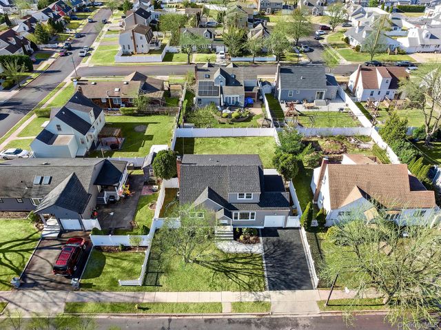 36 Cinque Drive, Farmingdale, NY 11735