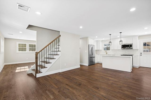 36 Cinque Drive, Farmingdale, NY 11735