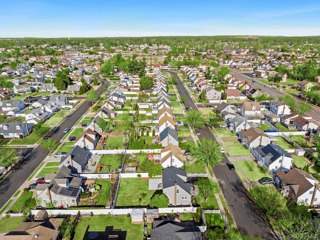 36 Cinque Drive, Farmingdale, NY 11735