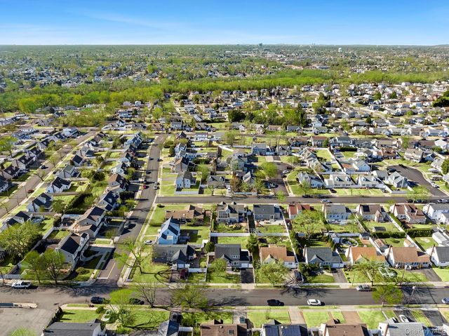 36 Cinque Drive, Farmingdale, NY 11735