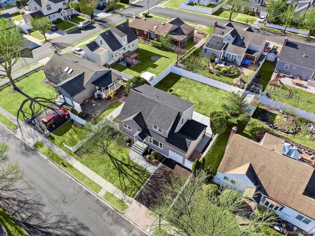 36 Cinque Drive, Farmingdale, NY 11735