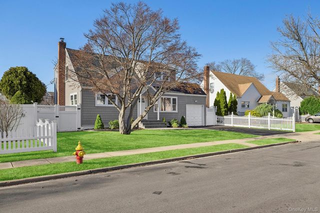 36 Cinque Drive, Farmingdale, NY 11735