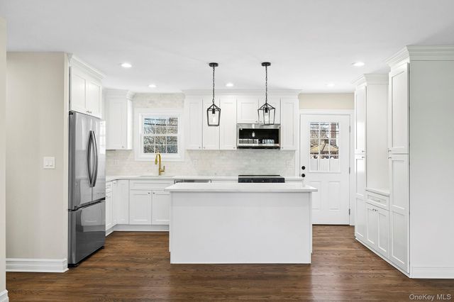 36 Cinque Drive, Farmingdale, NY 11735