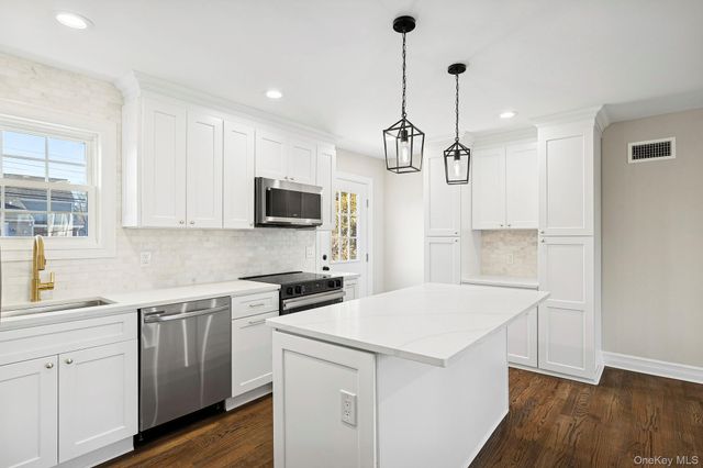 36 Cinque Drive, Farmingdale, NY 11735