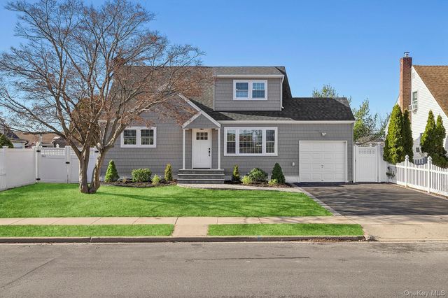 36 Cinque Drive, Farmingdale, NY 11735