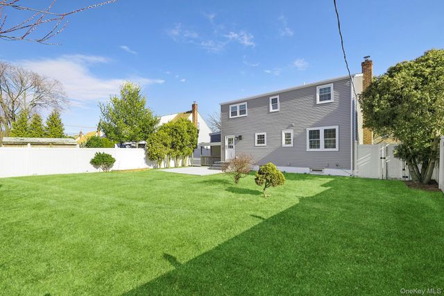 36 Cinque Drive, Farmingdale, NY 11735