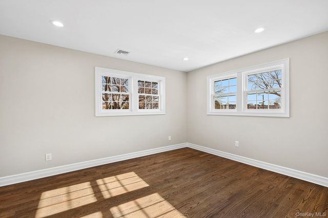 36 Cinque Drive, Farmingdale, NY 11735