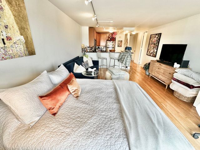 2020 N Lincoln Park West Avenue 18B, Chicago, IL 60614