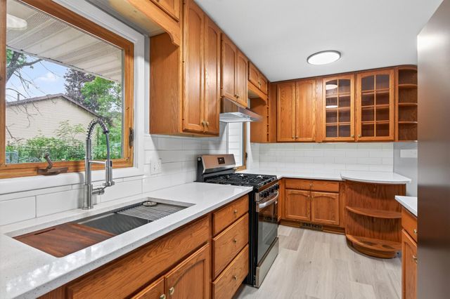 31 Demont Avenue E, Little Canada, MN 55117