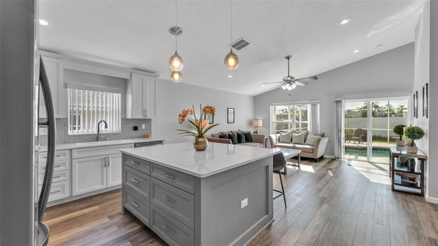 333 CASTLEMAIN CIRCLE, Davenport, FL 33897