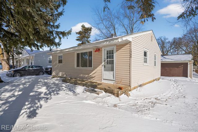 1588 N Duck Lake Road, Highland Charter Township, MI 48356